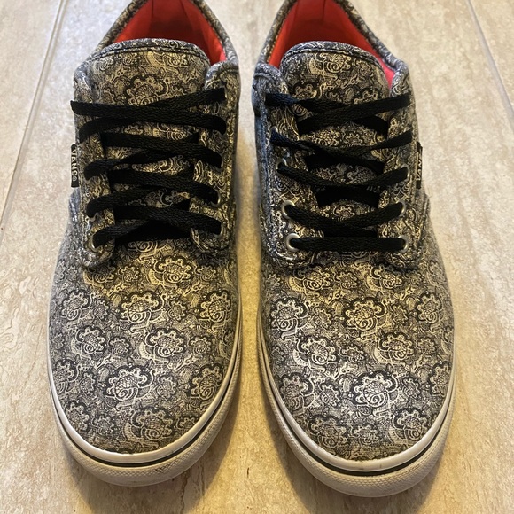 VANS - Picture 2 of 5